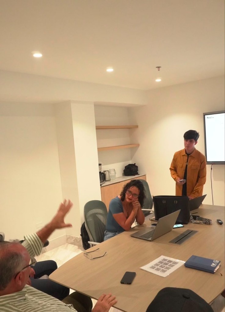 Equipo de Panasweb en reunión de trabajo